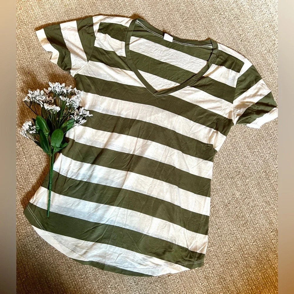 Fornia Striped Classic V-Neck Top - Small